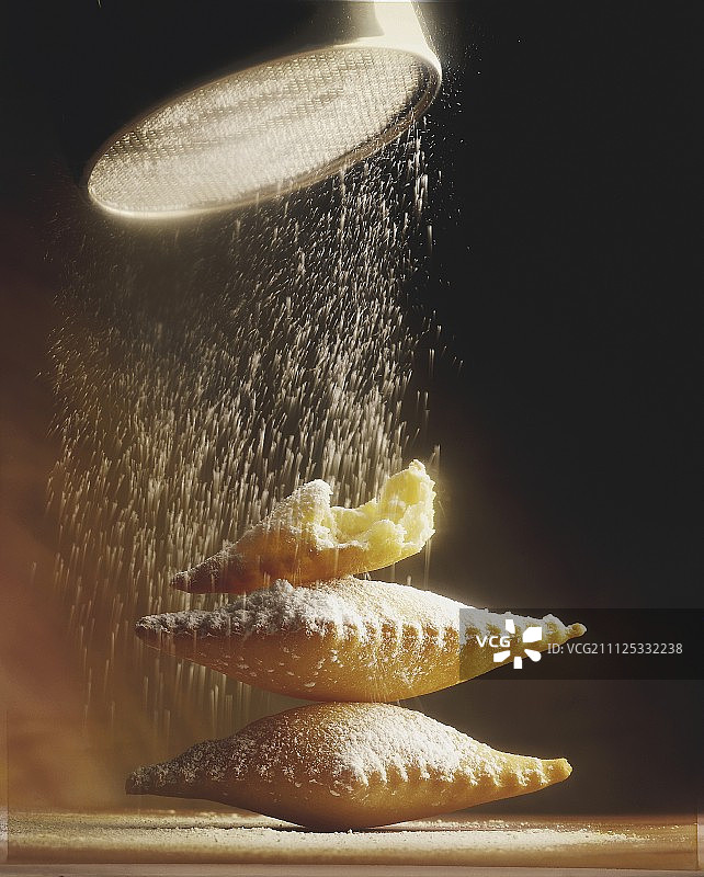 撒上糖粉的Bugne油炸馅饼图片素材