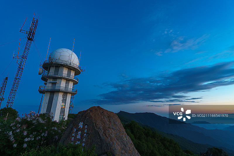 百花山顶的雷达站图片素材