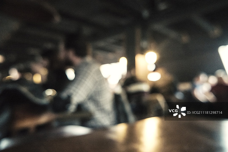 具有散景模糊背景的咖啡店图片素材