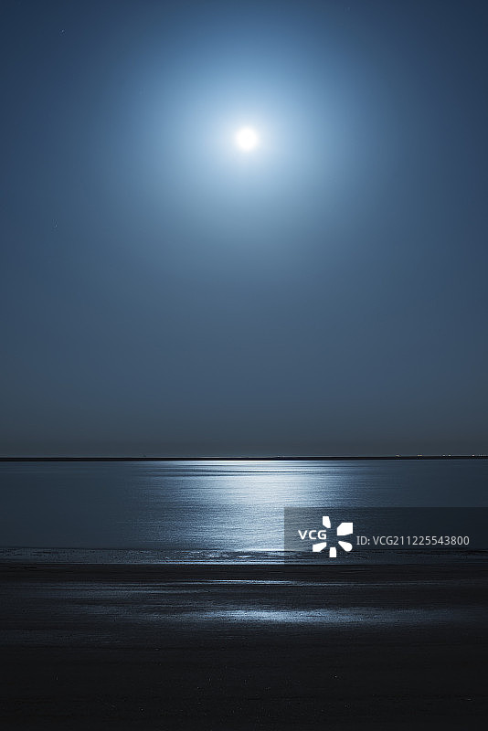 月光下的沙滩和海面图片素材