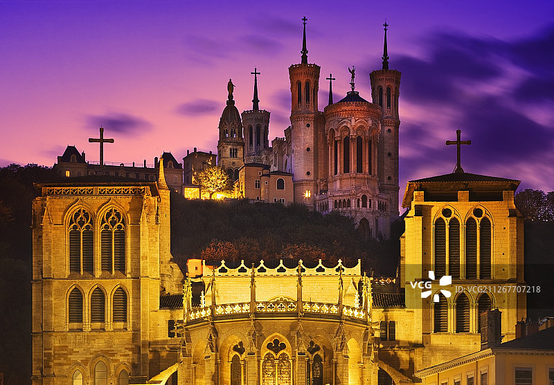 日落时分的里昂教堂图片素材