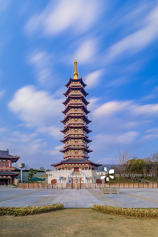 晴天蓝天白云下的金华古子城万佛塔图片素材