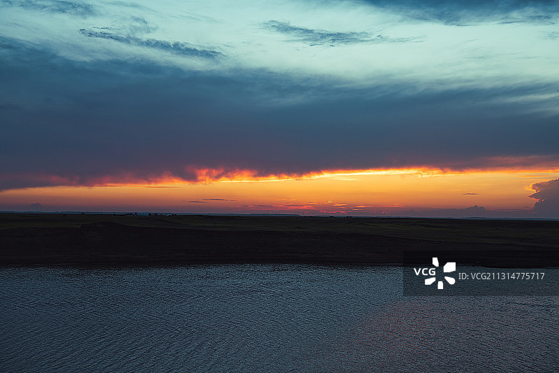 黑龙江省大庆市杜尔伯特县嫩江边日落火烧云图片素材