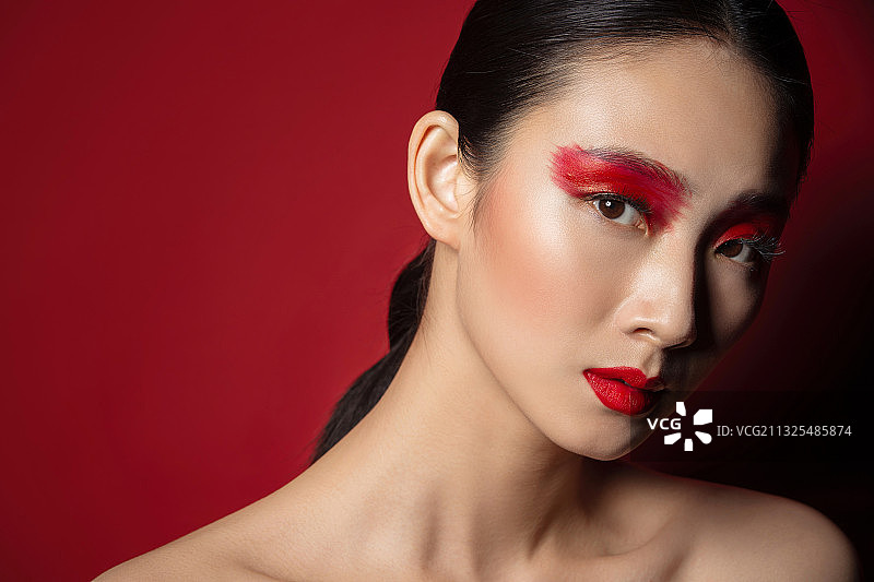 红色眼影彩妆美女肖像图片素材