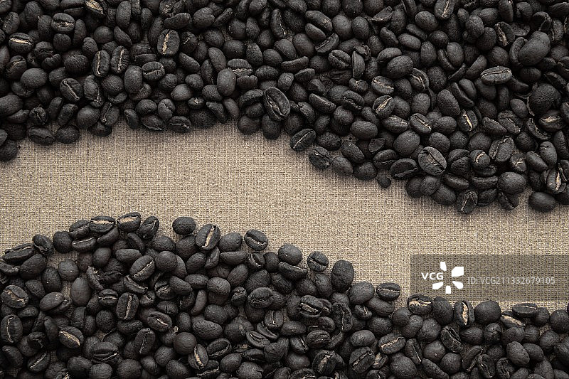 桌子上咖啡豆的俯视图图片素材