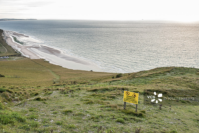 法国白鼻岬因山体侵蚀导致落石危险警告标志图片素材