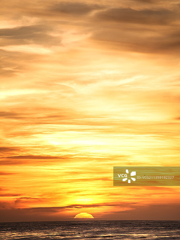 日落时大海映衬着戏剧性的天空图片素材