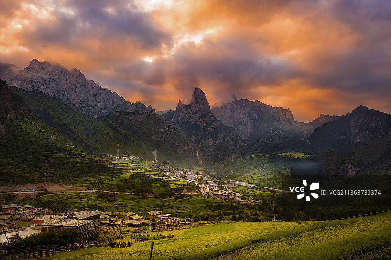 七彩祥云扎尕那图片素材