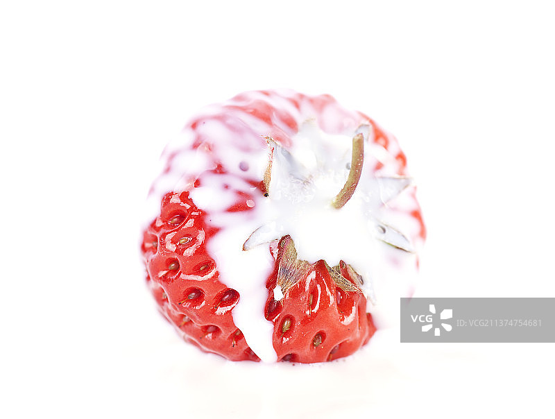 牛奶包裹的草莓图片素材