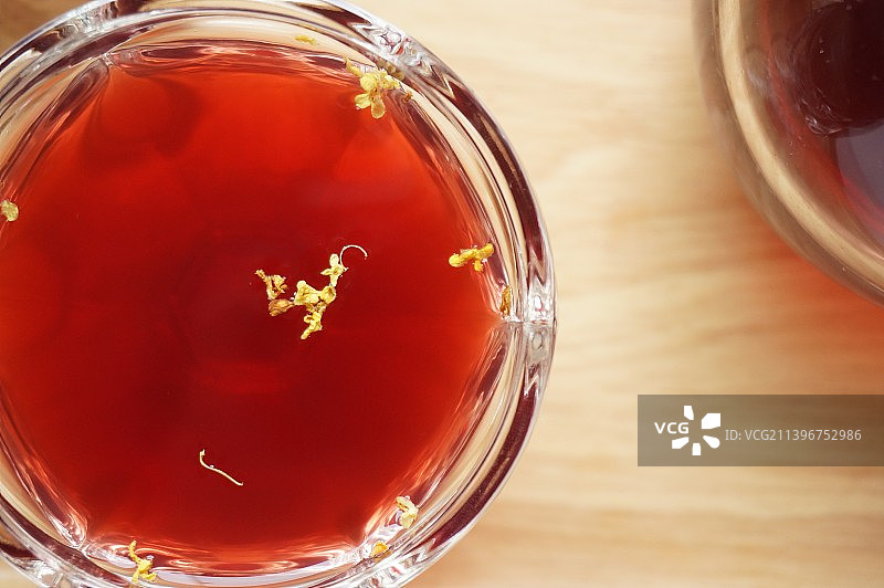 酸梅汤，酸梅水，一杯酸梅汤，桂花酸梅汤，托盘，红水，文艺，清新，夏日饮品，传统饮品，中式饮品，饮料，图片素材