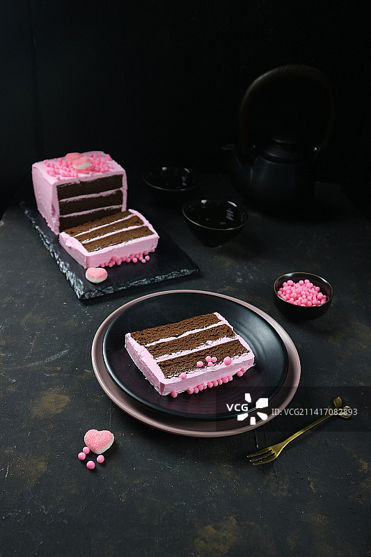 粉色奶油巧克力千层蛋糕图片素材