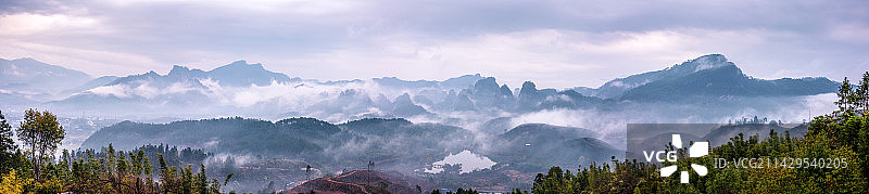 云雾缭绕的山峰图片素材