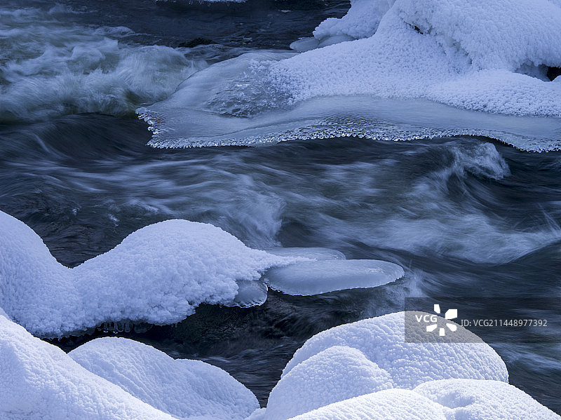 峡谷里湍流的不冻泉图片素材