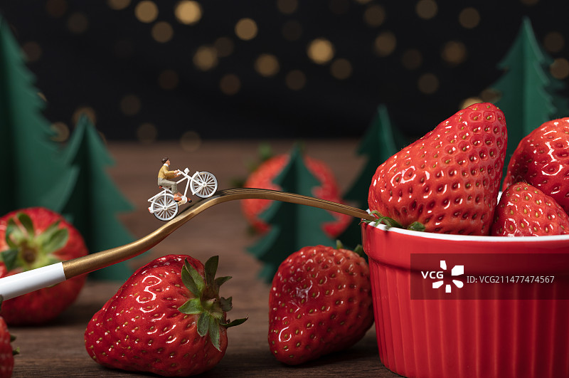微缩创意草莓与单车少年图片素材