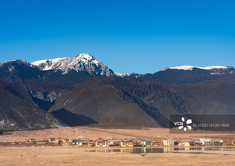 中国云南迪庆香格里拉石卡雪山依拉草原航拍图图片素材