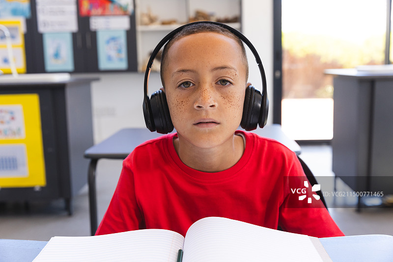 混血男孩在学校通过视频通话认真学习图片素材