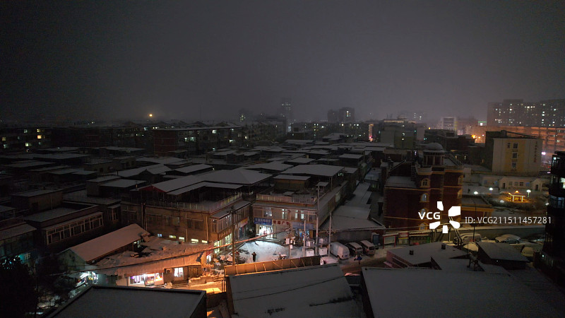 下雪中的巷子图片素材