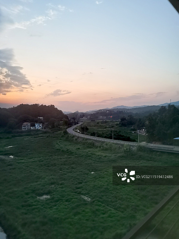 傍晚的车窗外图片素材