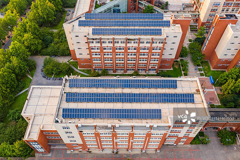 屋顶光伏电站 郑州大学工科园教学楼顶太阳能板 光伏组件 光电建筑应用示范项目 屋顶分布式光伏发电站图片素材