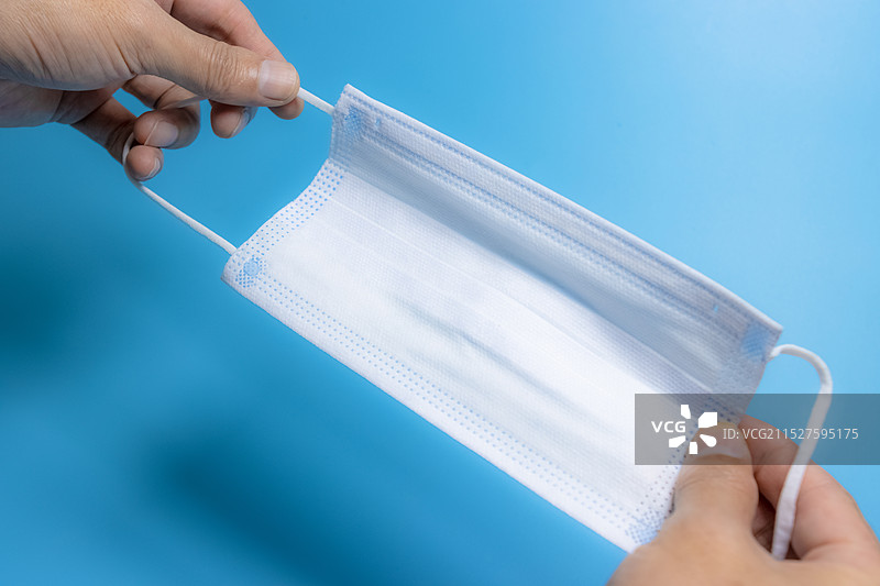 一个人准备口罩图片素材