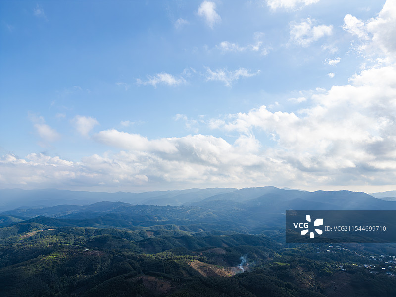 航拍壮阔山景与蓝天白云相映的自然景观图片素材