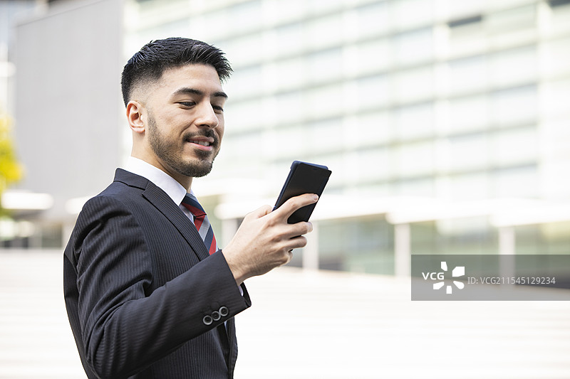 商人使用智能手机图片素材