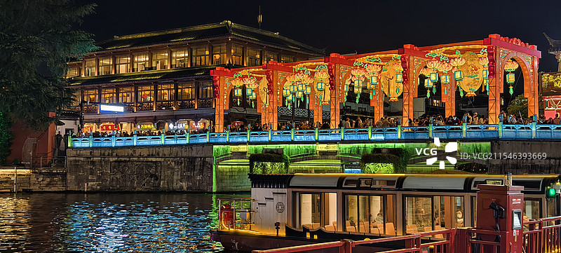 南京秦淮河这座古色古香的建筑在夜晚的灯光点缀下显得格外迷人，仿佛让人穿越回了古代。图片素材