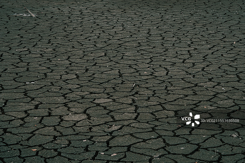 夏天干裂的田地图片素材