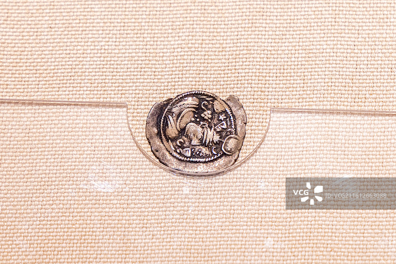 张掖大佛寺内万圣殿（佛教艺术陈列厅）文物 波斯萨珊王朝 波斯库思老一世银币 大佛寺金塔殿地宫出土图片素材