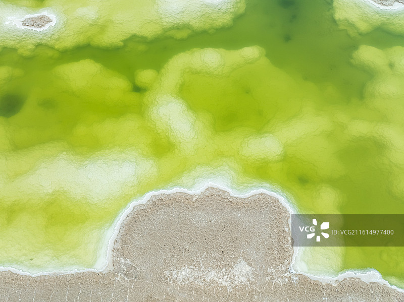 盐碱地里的湖泊，大柴旦翡翠湖,盐湖纹理图片素材