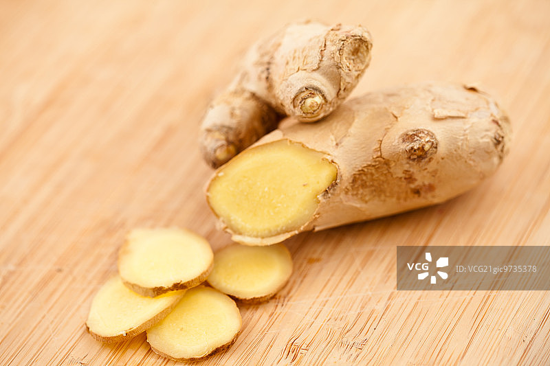 姜片与姜块，置于工作台图片素材