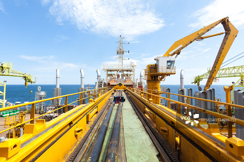 深海石油钻井平台管道图片素材