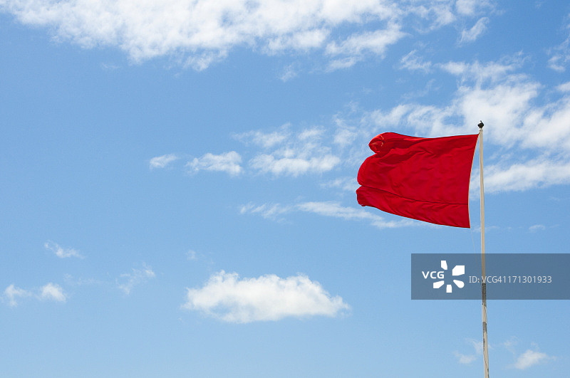 蓝色天空下的红色预警图片素材