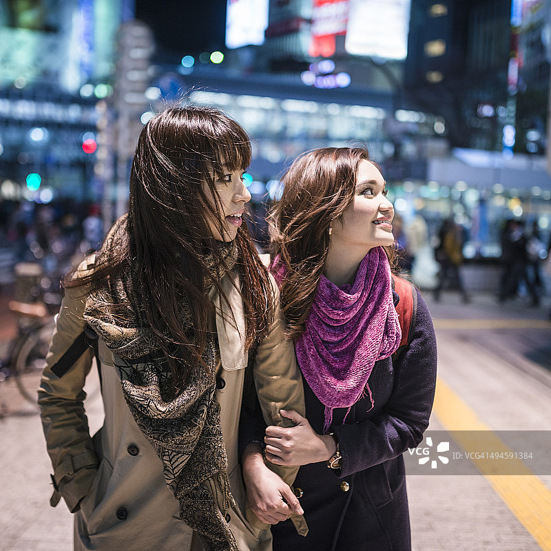 日本友人夜游东京图片素材
