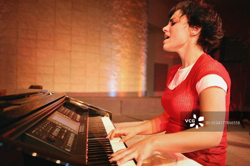 弹钢琴唱歌的女人图片素材