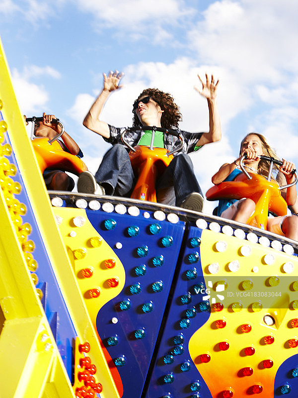 孩子们在游乐园乘坐游乐设施图片素材