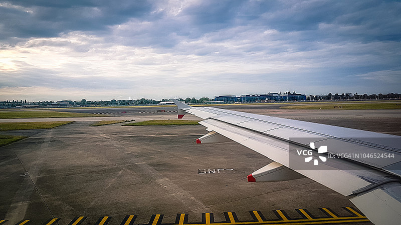 飞机在跑道上滑行时拍摄的机翼图片素材