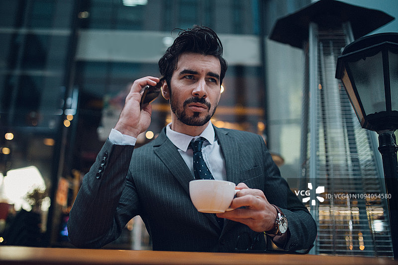 正在打电话喝咖啡的商人图片素材