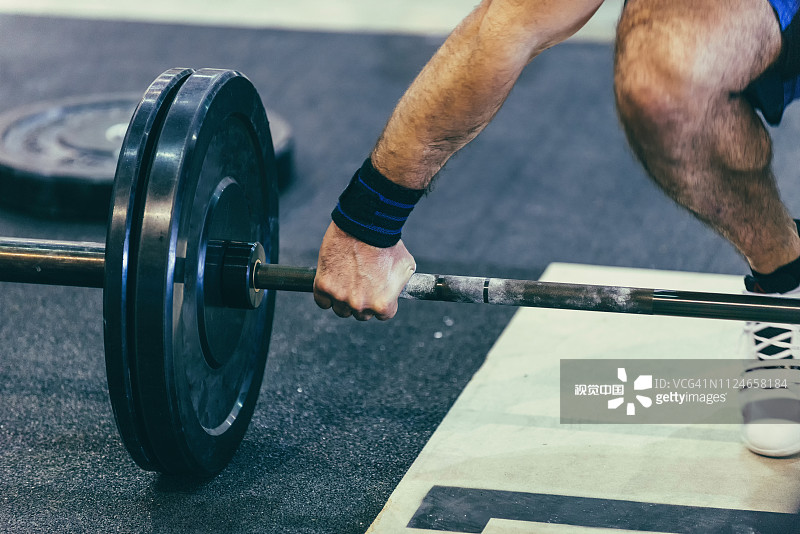 男人在健身房举杠铃的下半身照片图片素材