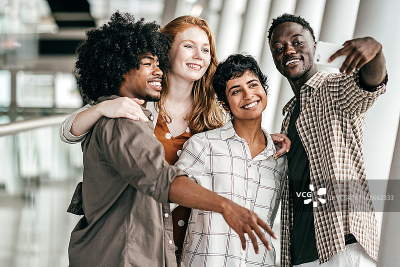 一群年轻学生自拍图片素材