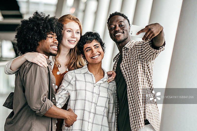 一群年轻学生自拍图片素材