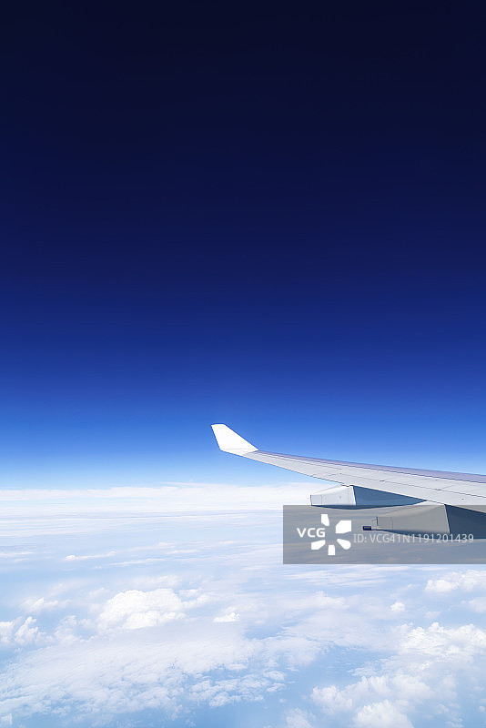 在云层上飞行的飞机图片素材