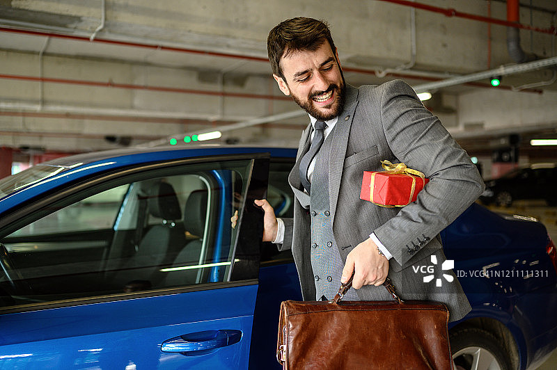 拿着礼品盒的男商人图片素材