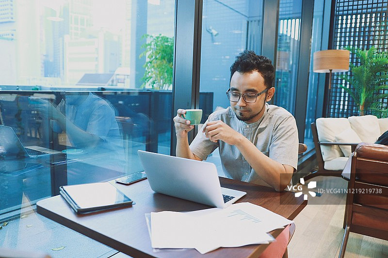 男子正在远程办公图片素材