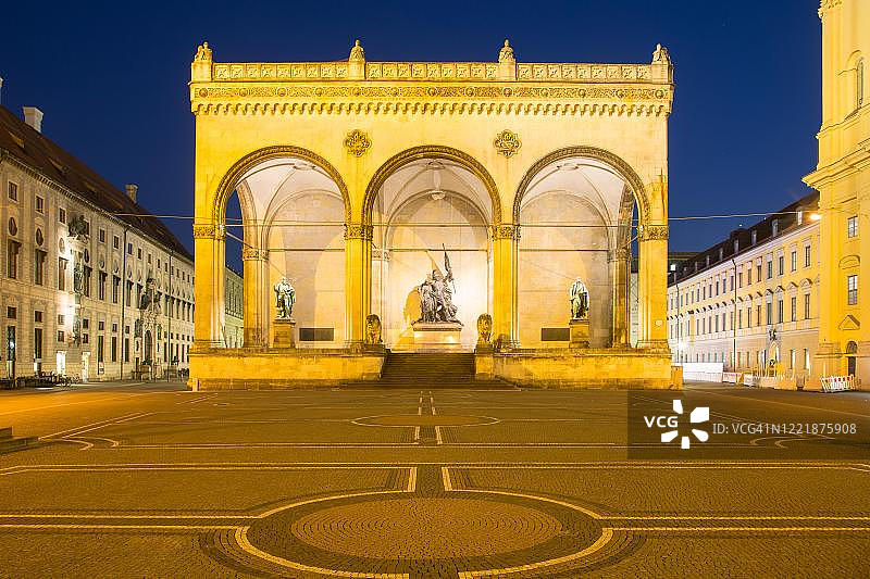 德国巴伐利亚慕尼黑音乐厅广场的灯光夜景图片素材