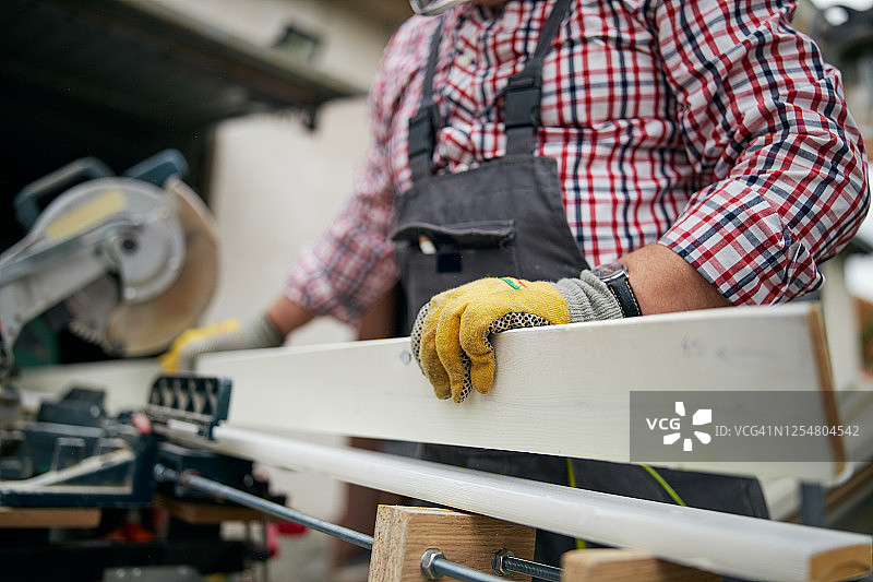 工人手持木板的特写图片素材