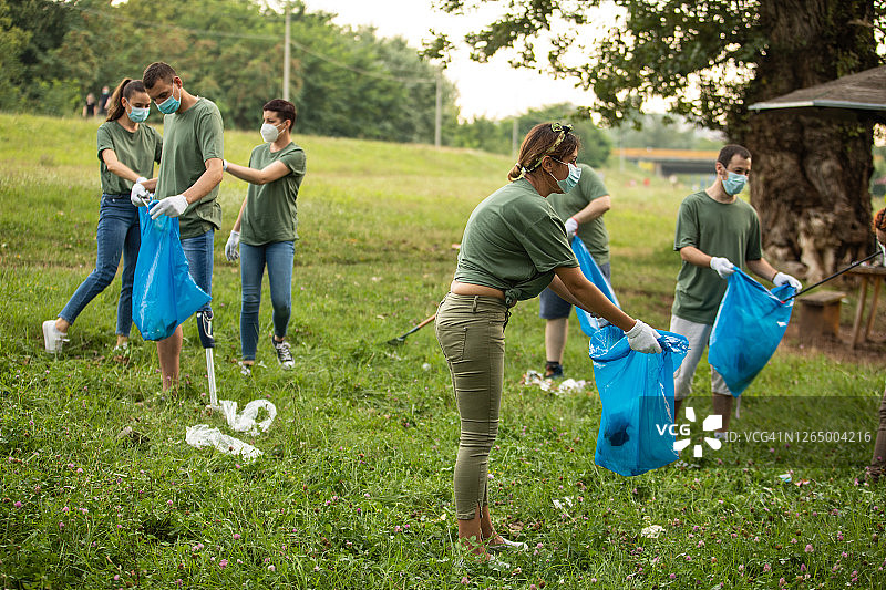 志愿者团队合作清洁公园图片素材