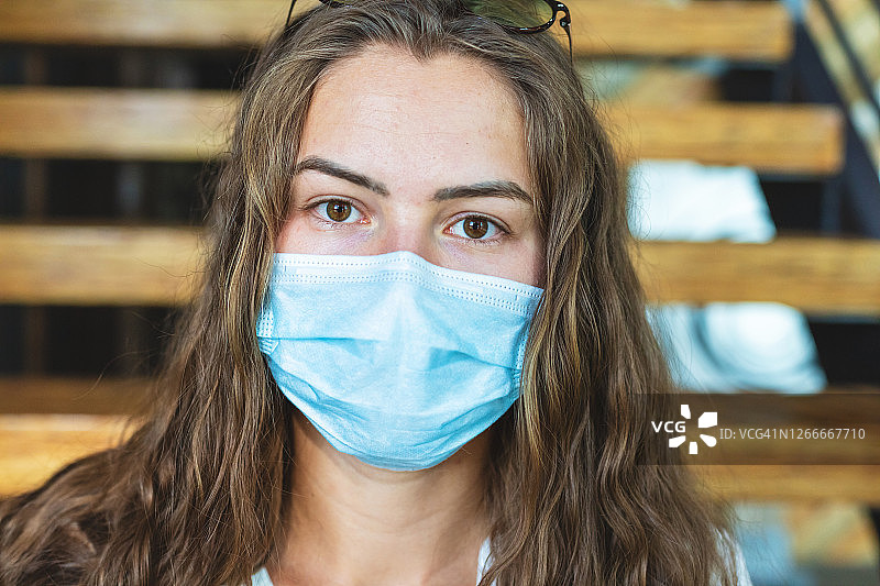 戴口罩的女大学生特写图片素材