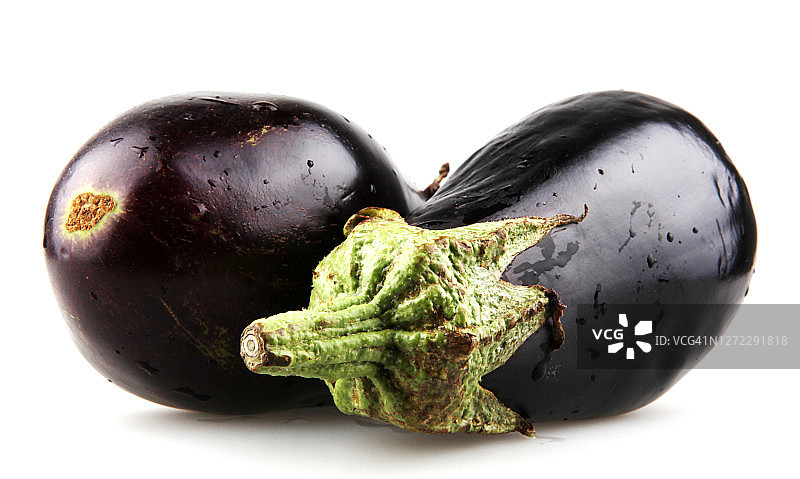 白色背景上的新鲜茄子图片素材