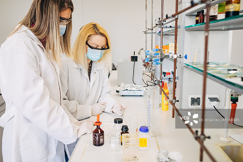 在法医实验室分析犯罪现场指纹的科学家图片素材